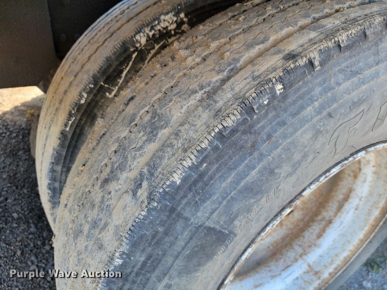 image for item JE9256 1997 Ford LT8000  roll-off container truck