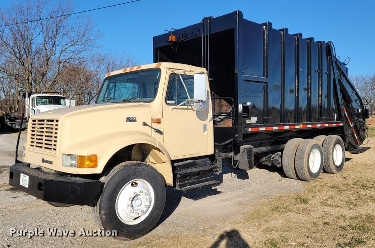 image for item JE9275 2000 International 4900  refuse truck