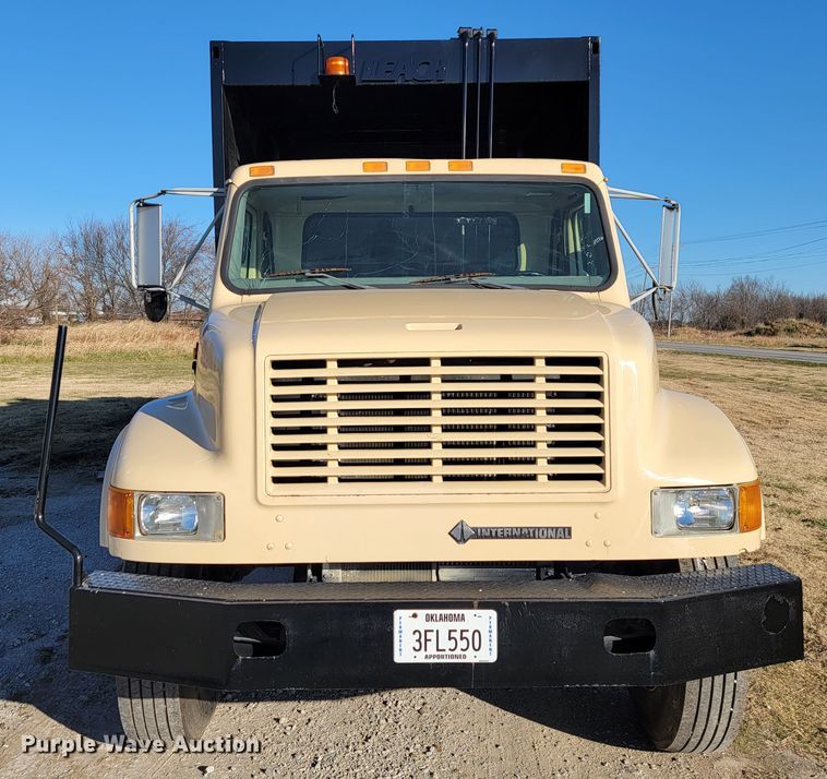 image for item JE9275 2000 International 4900  refuse truck