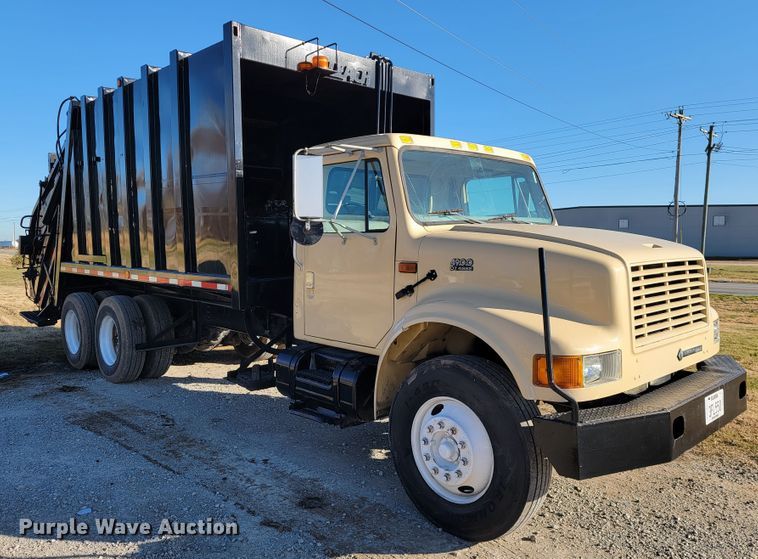 image for item JE9275 2000 International 4900  refuse truck