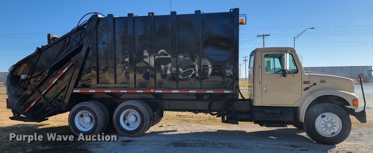 image for item JE9275 2000 International 4900  refuse truck