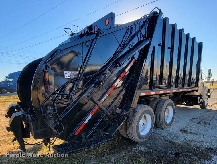 image for item JE9275 2000 International 4900  refuse truck