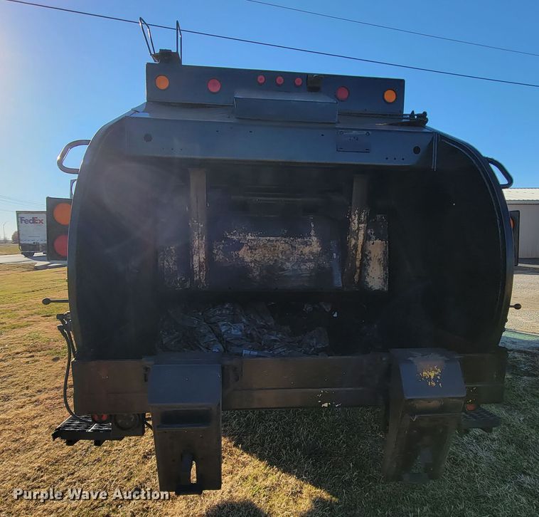 image for item JE9275 2000 International 4900  refuse truck