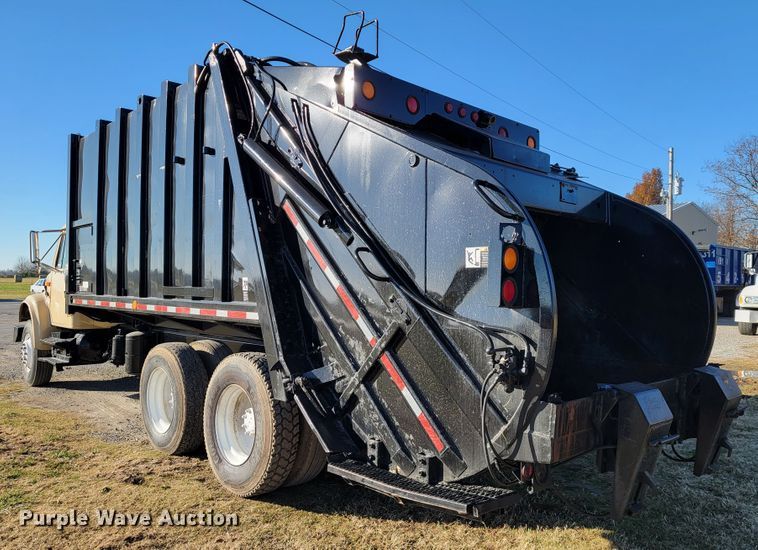 image for item JE9275 2000 International 4900  refuse truck