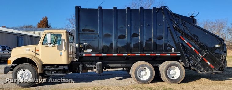 image for item JE9275 2000 International 4900  refuse truck