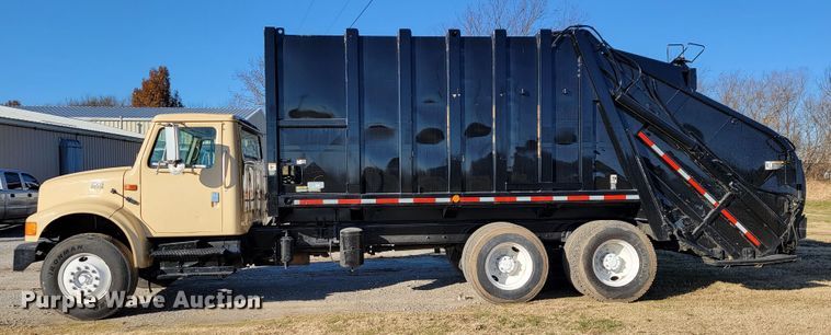image for item JE9275 2000 International 4900  refuse truck