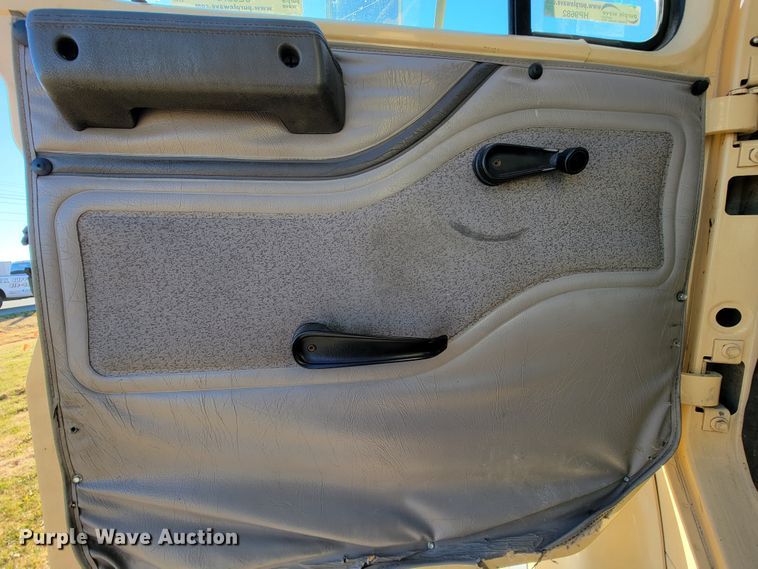 image for item JE9275 2000 International 4900  refuse truck