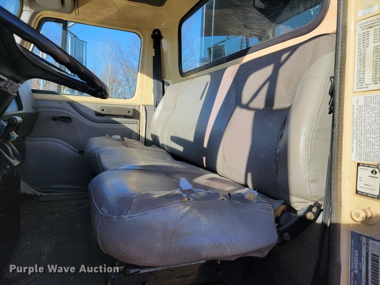 image for item JE9275 2000 International 4900  refuse truck