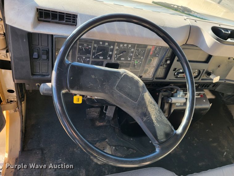 image for item JE9275 2000 International 4900  refuse truck