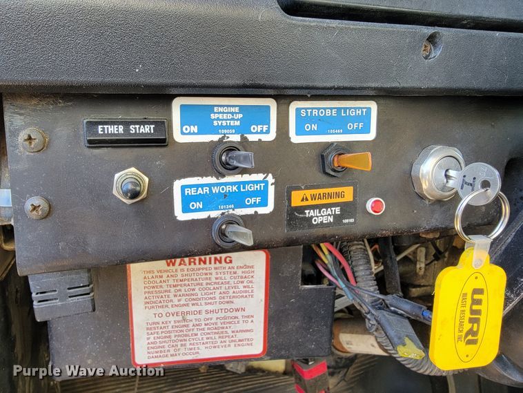 image for item JE9275 2000 International 4900  refuse truck