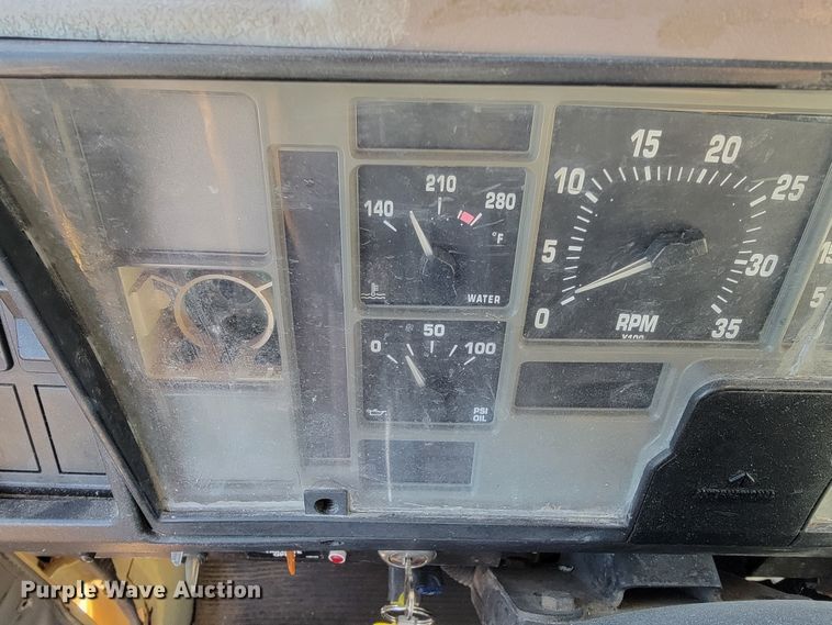 image for item JE9275 2000 International 4900  refuse truck