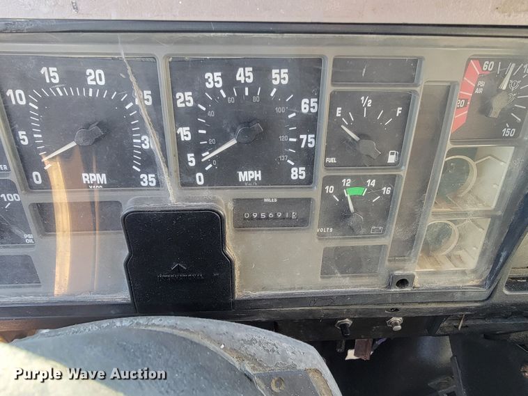 image for item JE9275 2000 International 4900  refuse truck