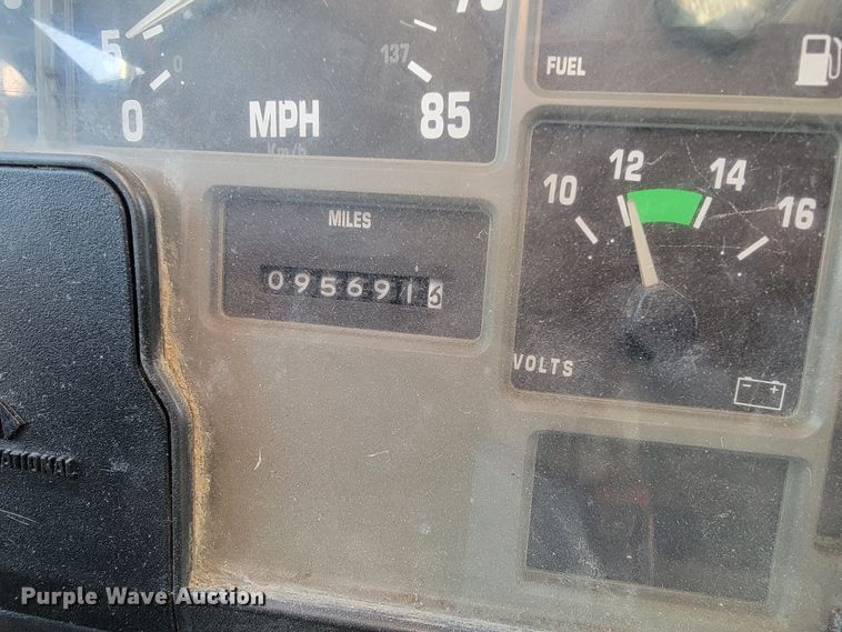 image for item JE9275 2000 International 4900  refuse truck