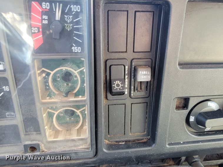 image for item JE9275 2000 International 4900  refuse truck