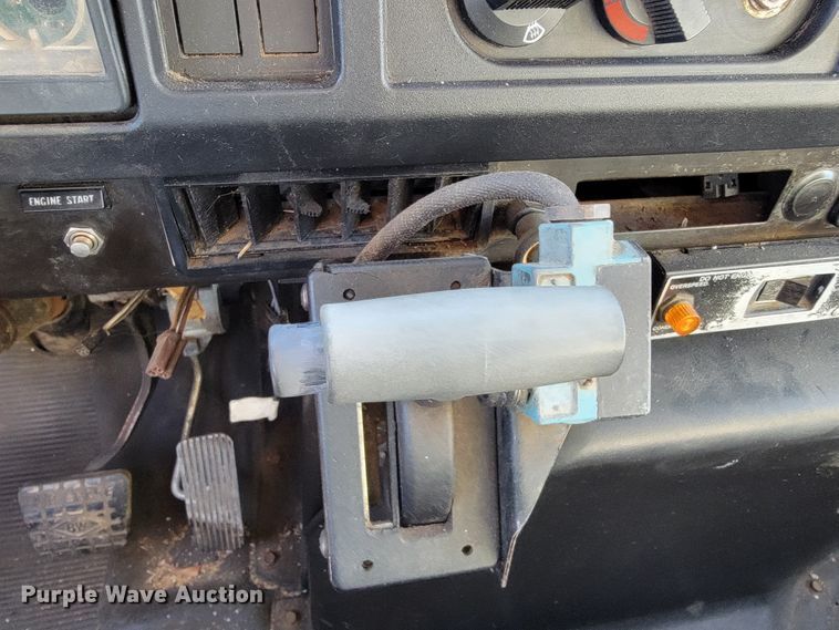 image for item JE9275 2000 International 4900  refuse truck