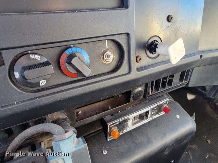 image for item JE9275 2000 International 4900  refuse truck