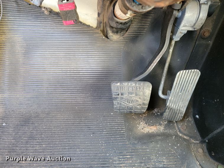 image for item JE9275 2000 International 4900  refuse truck