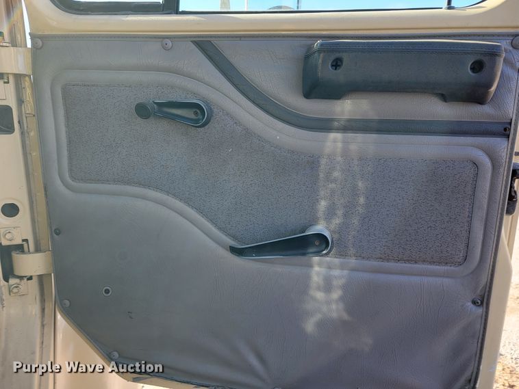 image for item JE9275 2000 International 4900  refuse truck