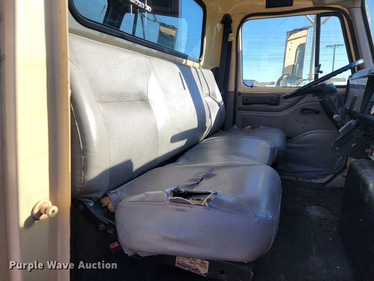 image for item JE9275 2000 International 4900  refuse truck