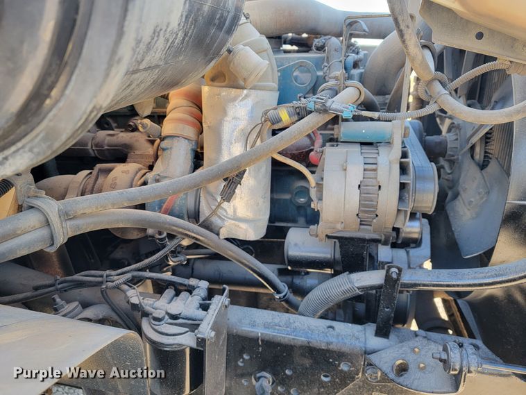 image for item JE9275 2000 International 4900  refuse truck