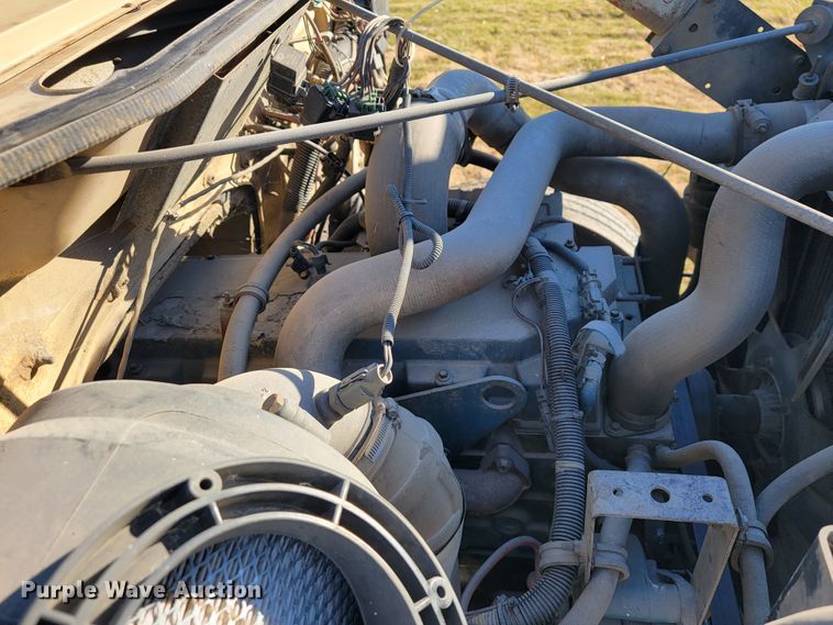 image for item JE9275 2000 International 4900  refuse truck