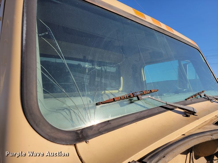 image for item JE9275 2000 International 4900  refuse truck