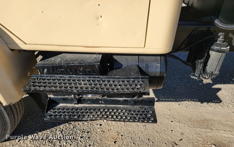 image for item JE9275 2000 International 4900  refuse truck