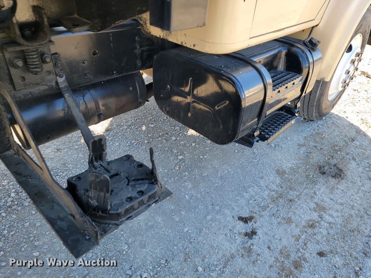 image for item JE9275 2000 International 4900  refuse truck