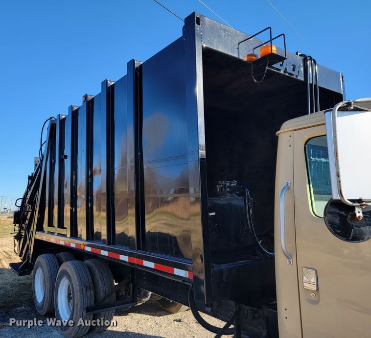 image for item JE9275 2000 International 4900  refuse truck