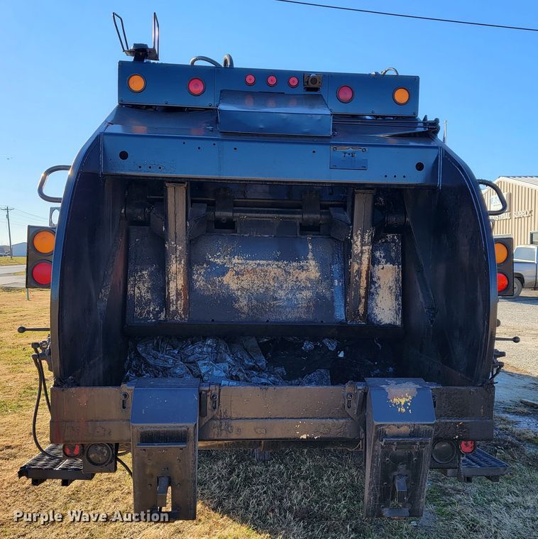 image for item JE9275 2000 International 4900  refuse truck