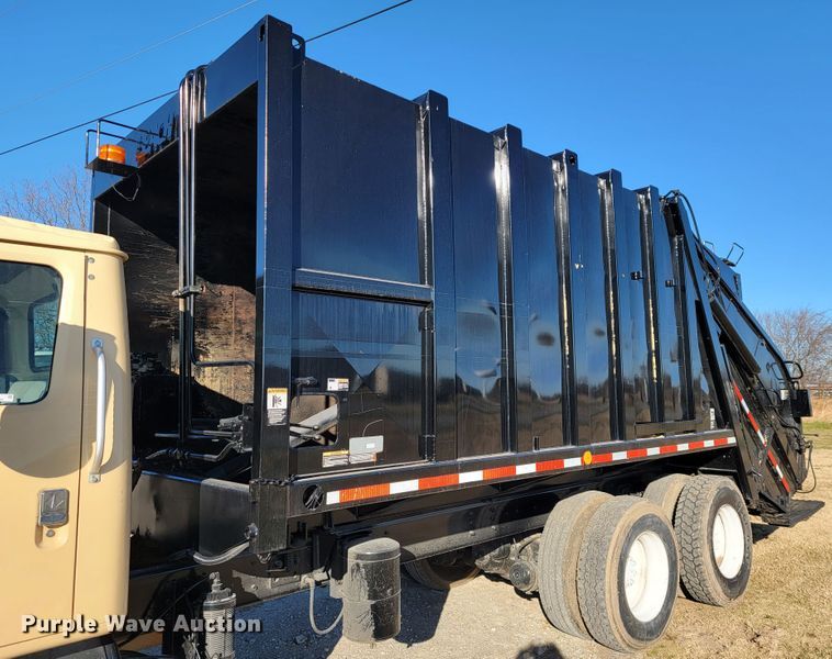 image for item JE9275 2000 International 4900  refuse truck