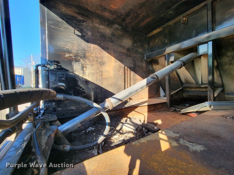 image for item JE9275 2000 International 4900  refuse truck