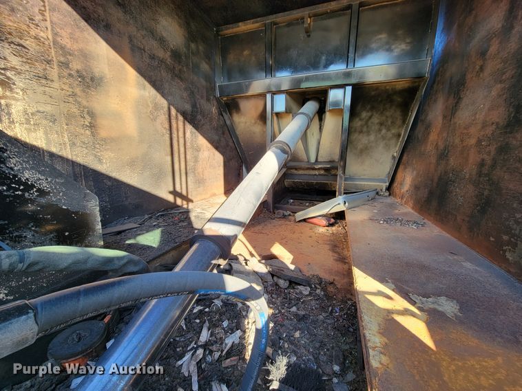 image for item JE9275 2000 International 4900  refuse truck