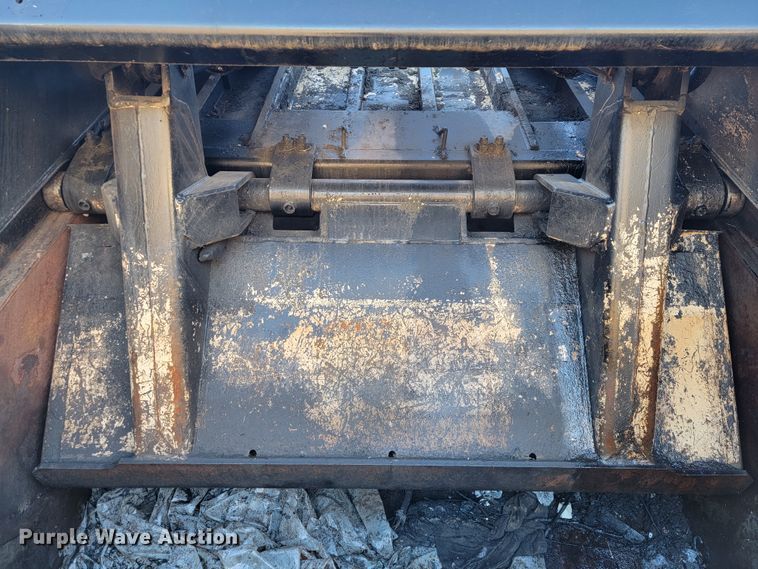 image for item JE9275 2000 International 4900  refuse truck