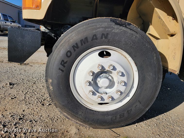 image for item JE9275 2000 International 4900  refuse truck