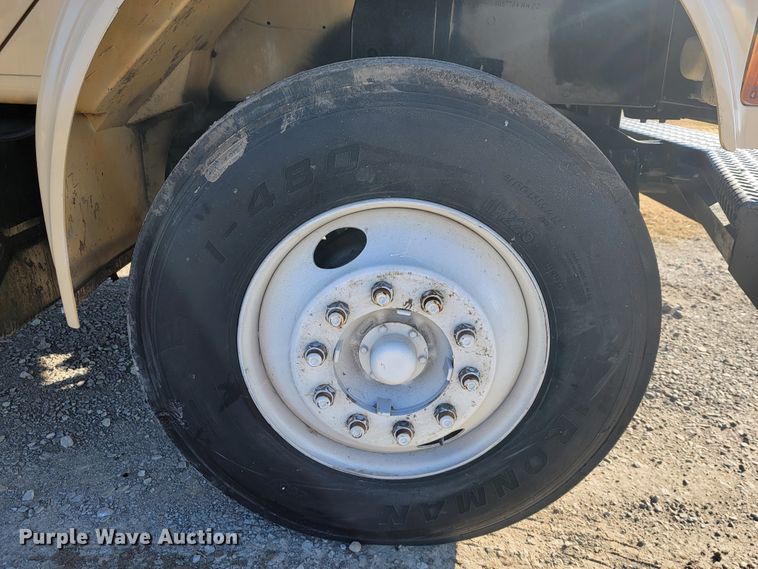 image for item JE9275 2000 International 4900  refuse truck