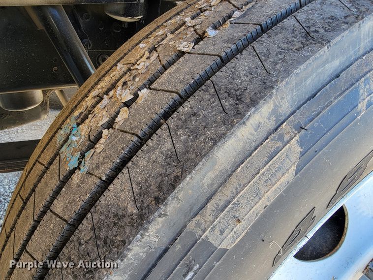 image for item JE9275 2000 International 4900  refuse truck