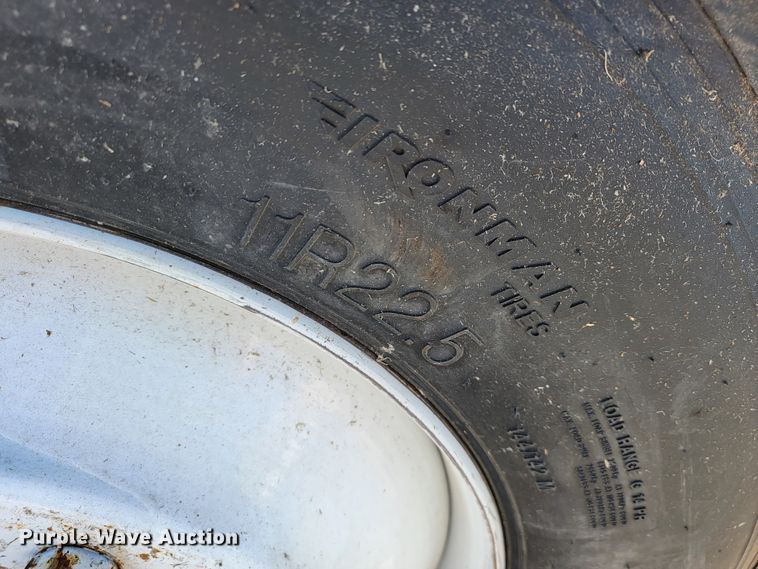 image for item JE9275 2000 International 4900  refuse truck