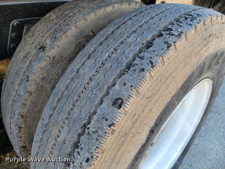 image for item JE9275 2000 International 4900  refuse truck