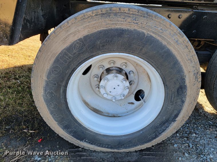 image for item JE9275 2000 International 4900  refuse truck