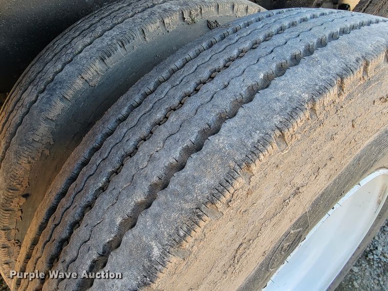 image for item JE9275 2000 International 4900  refuse truck