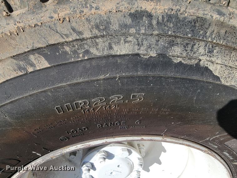 image for item JE9275 2000 International 4900  refuse truck