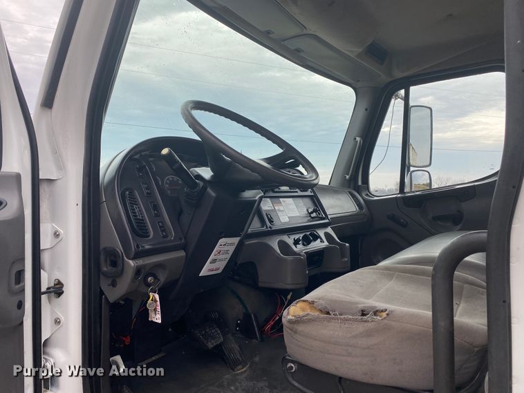 image for item JN9117 2006 Freightliner M2 Business Class  utility / service truck