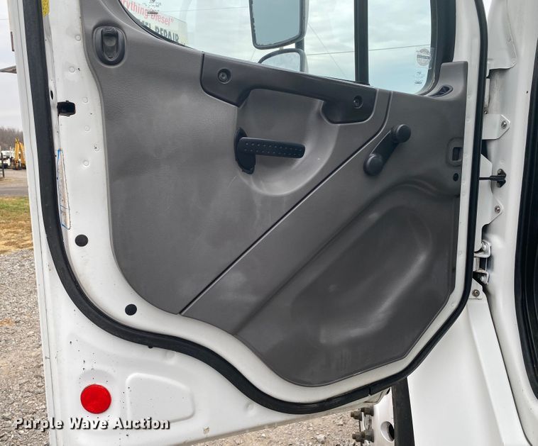 image for item JN9117 2006 Freightliner M2 Business Class  utility / service truck