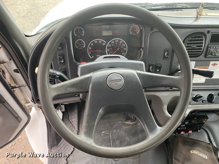 image for item JN9117 2006 Freightliner M2 Business Class  utility / service truck