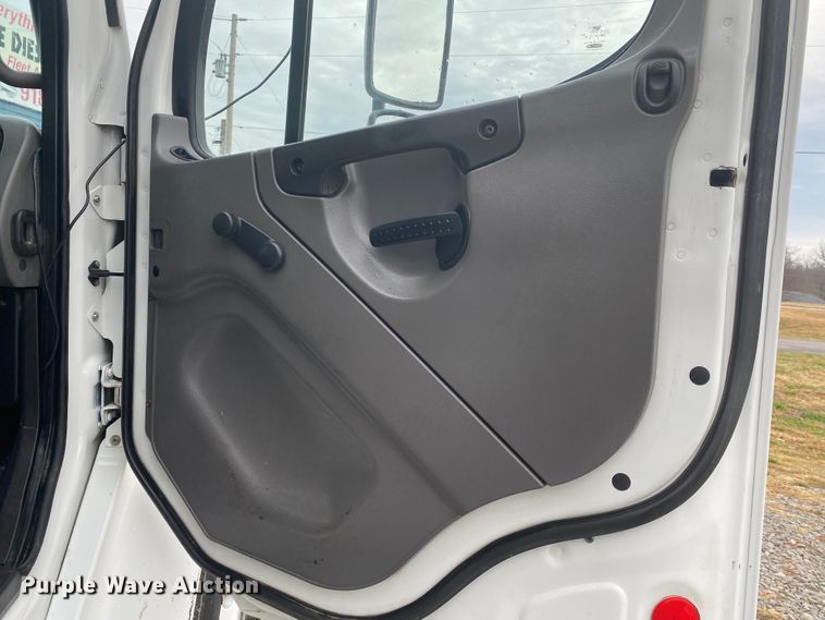 image for item JN9117 2006 Freightliner M2 Business Class  utility / service truck