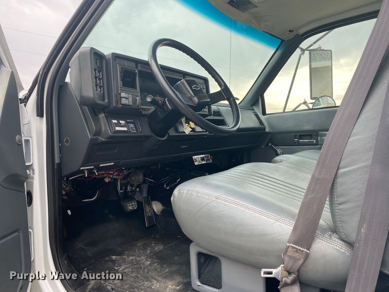 image for item JN9120 2000 Chevrolet C7500  spreader truck