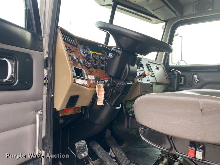 image for item JN9124 2006 Peterbilt 335  dump truck