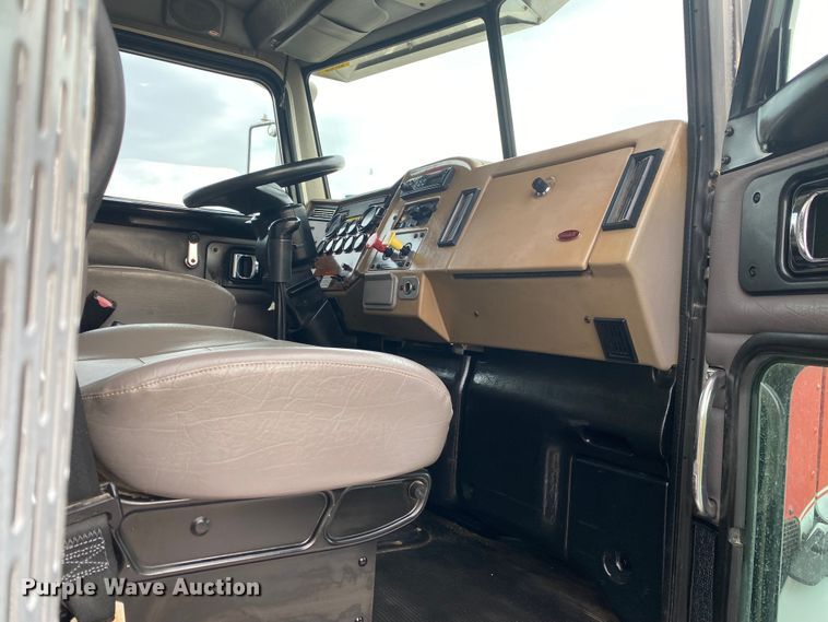 image for item JN9124 2006 Peterbilt 335  dump truck