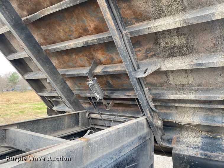 image for item JN9124 2006 Peterbilt 335  dump truck